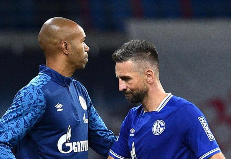U Schalkeu su odavno smrknuta lica - Suigrači spriječili fizički sukob Ibiševića i pomoćnog trenera Nalda